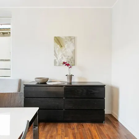 Rodrigo 4 Lakeside Apartment